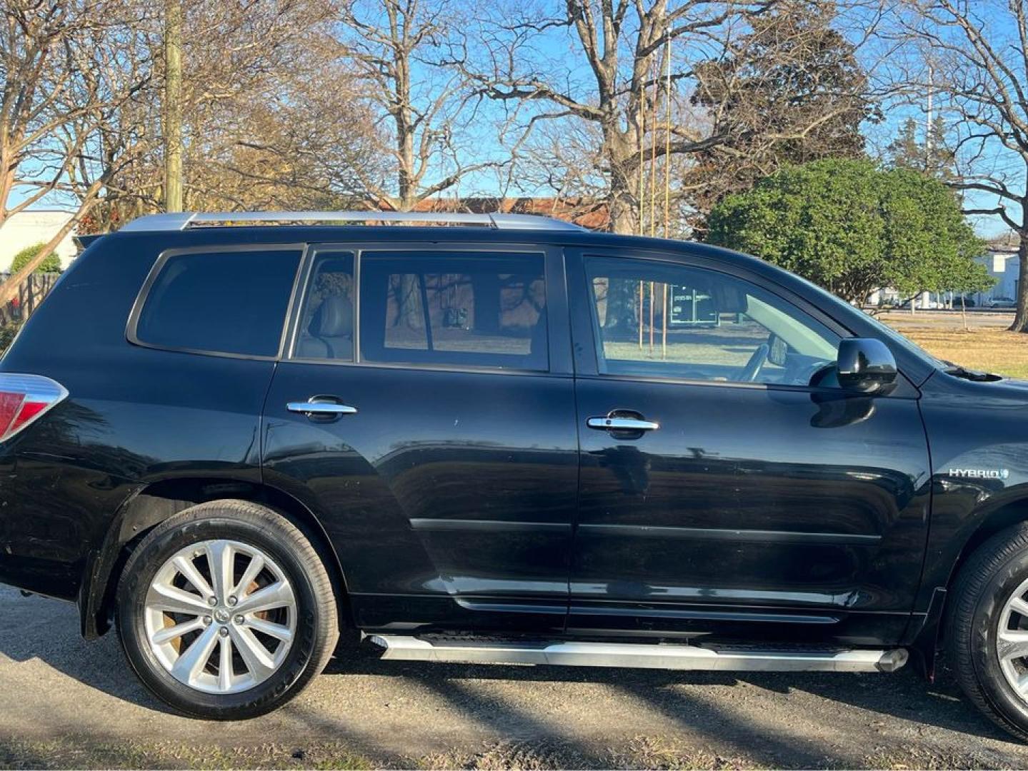 2010 Black /Gray Toyota Highlander Hybrid Limited Hybrid (JTEJW3EH1A2) with an V6 Hybrid engine, CVT transmission, located at 5700 Curlew Drive, Norfolk, VA, 23502, (757) 455-6330, 36.841885, -76.209412 - Photo#3